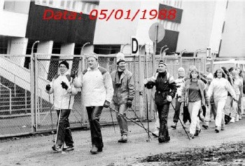 Groupe de marche nordique dans un stade en Finlande, en janvier 1988 (photo en noir et blanc).