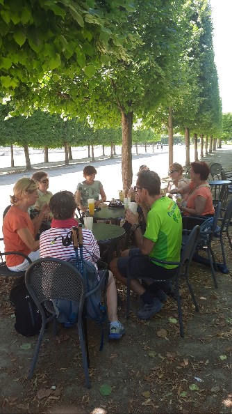 Café dans les jardins du château
