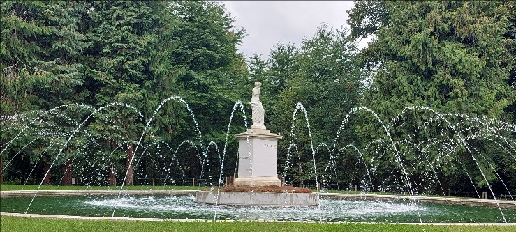 Statue et jets d'eau