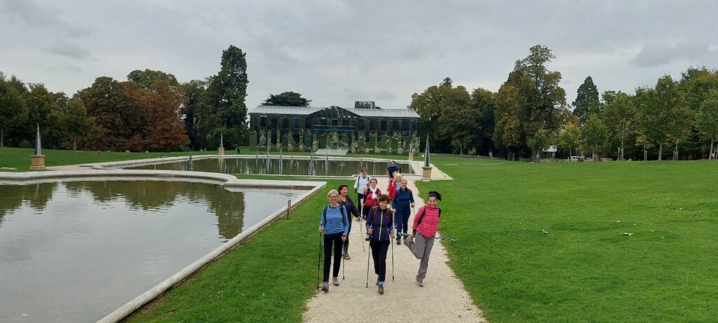 Groupe de marcheuses et marcheurs nordiques dans le parc de Rentilly