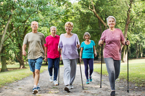 Marche nordique après 60 ans : bienfaits et conseils pour seniors actifs 2 sport après 60 ans : marche nordique seniors