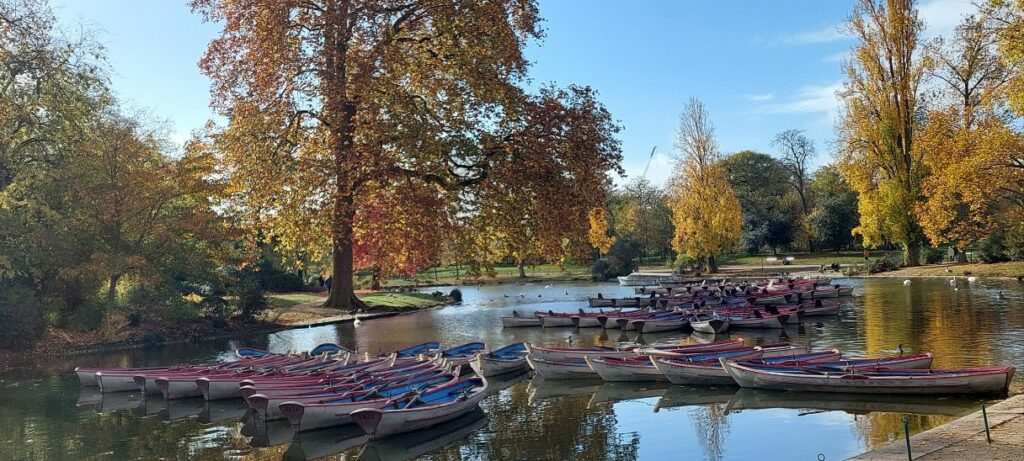cours de marche nordique en groupe à Paris, au départ du lac Daumesnil
