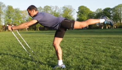 Gainage en marche nordique, planche dynamique avec bâtons